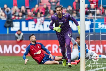 西人门将突然爆发！失球后现1奇怪举动染黄，只为武磊替身出头