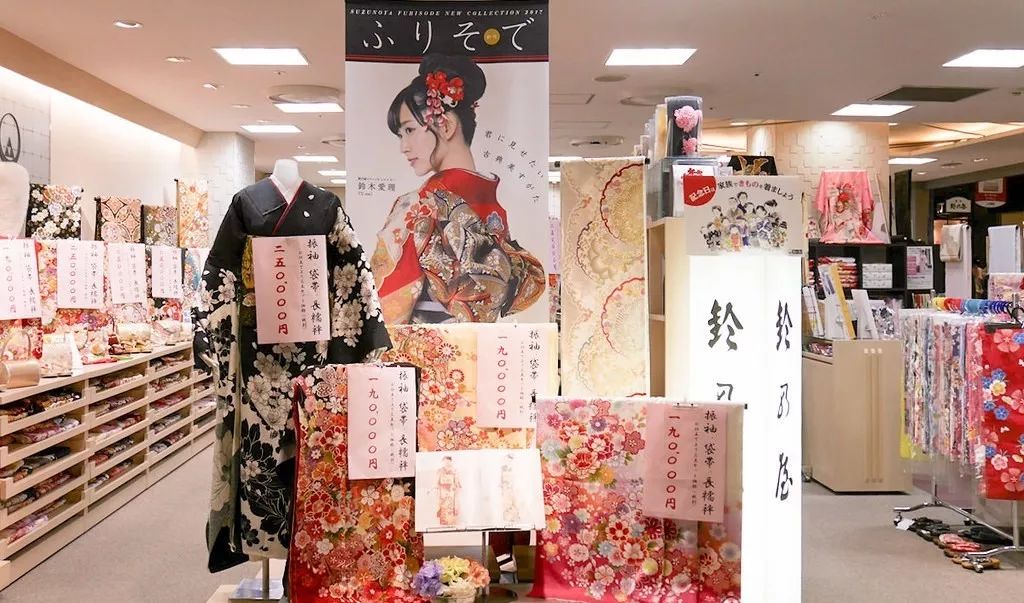 游客都去逛百货商店了，日本人自己去了这里