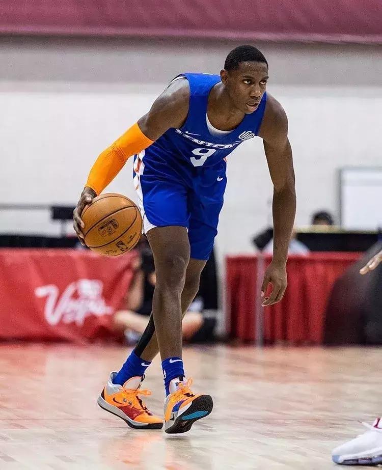 NBA球员今日上脚：詹姆斯穿纪梵希联名款，字母哥一代MVP配色