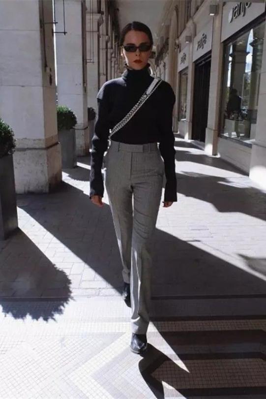 刘雯机场穿搭最近皮衣,刘雯穿全黑色服装休闲又帅气