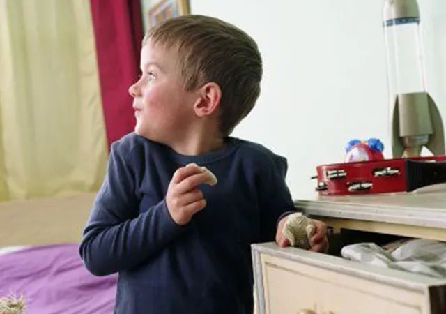 发现孩子偷窃行为怎么处理,发现孩子偷盗后如何教育