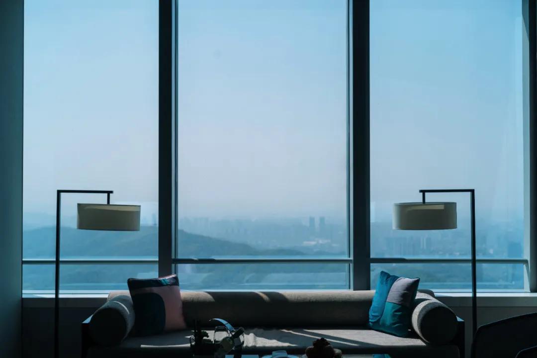 把繁华踩在脚下,将吃喝囊括周边。去长沙要住地标里