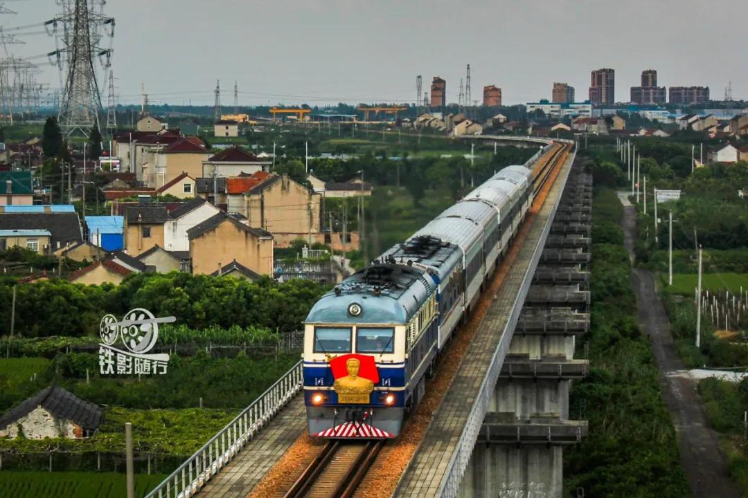 铁影车,东风11型内燃机车照片