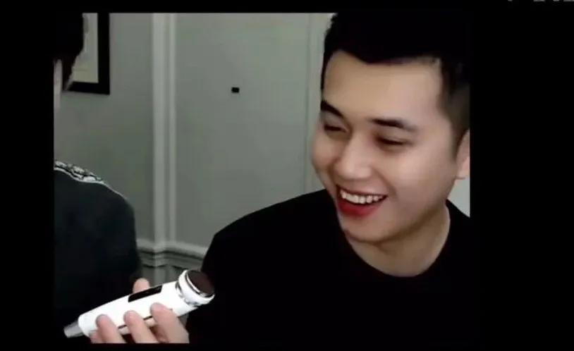 李佳琦和小助理：没有发生爱情的恩爱互怼