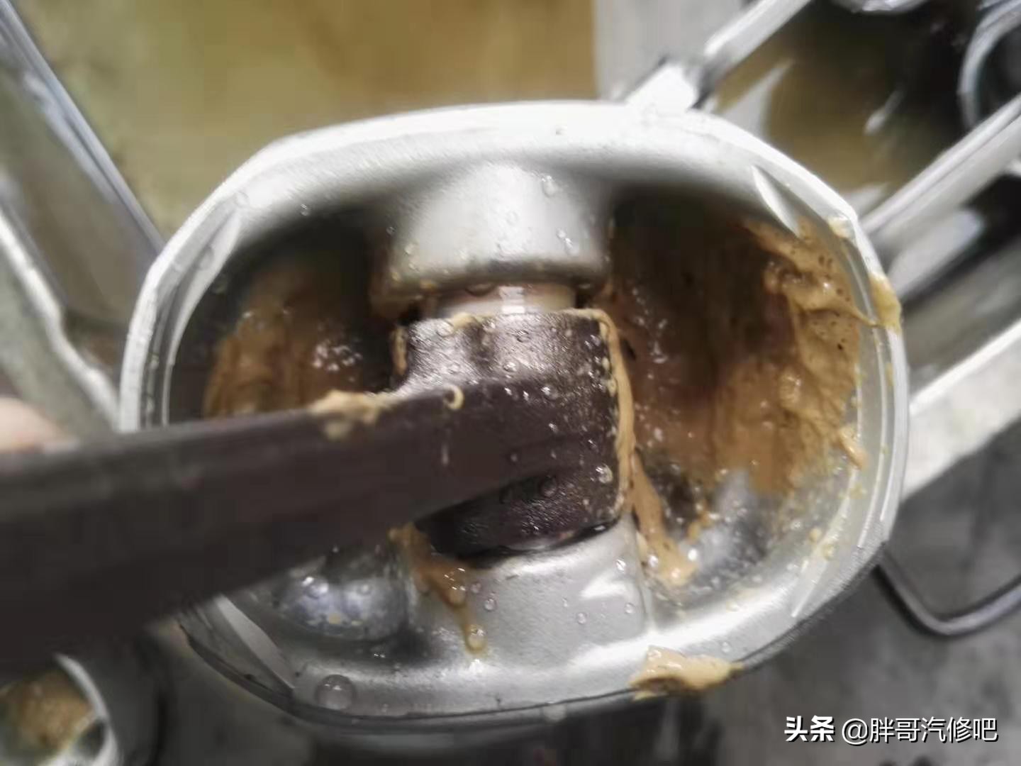 五菱宏光1.2机油少咋回事啊,五菱宏光1.2发动机机油孔在哪里