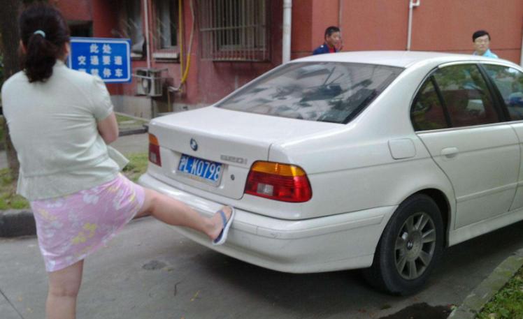 车被别人堵住了对方没电话咋办,车被堵住没留号码怎么让人挪车