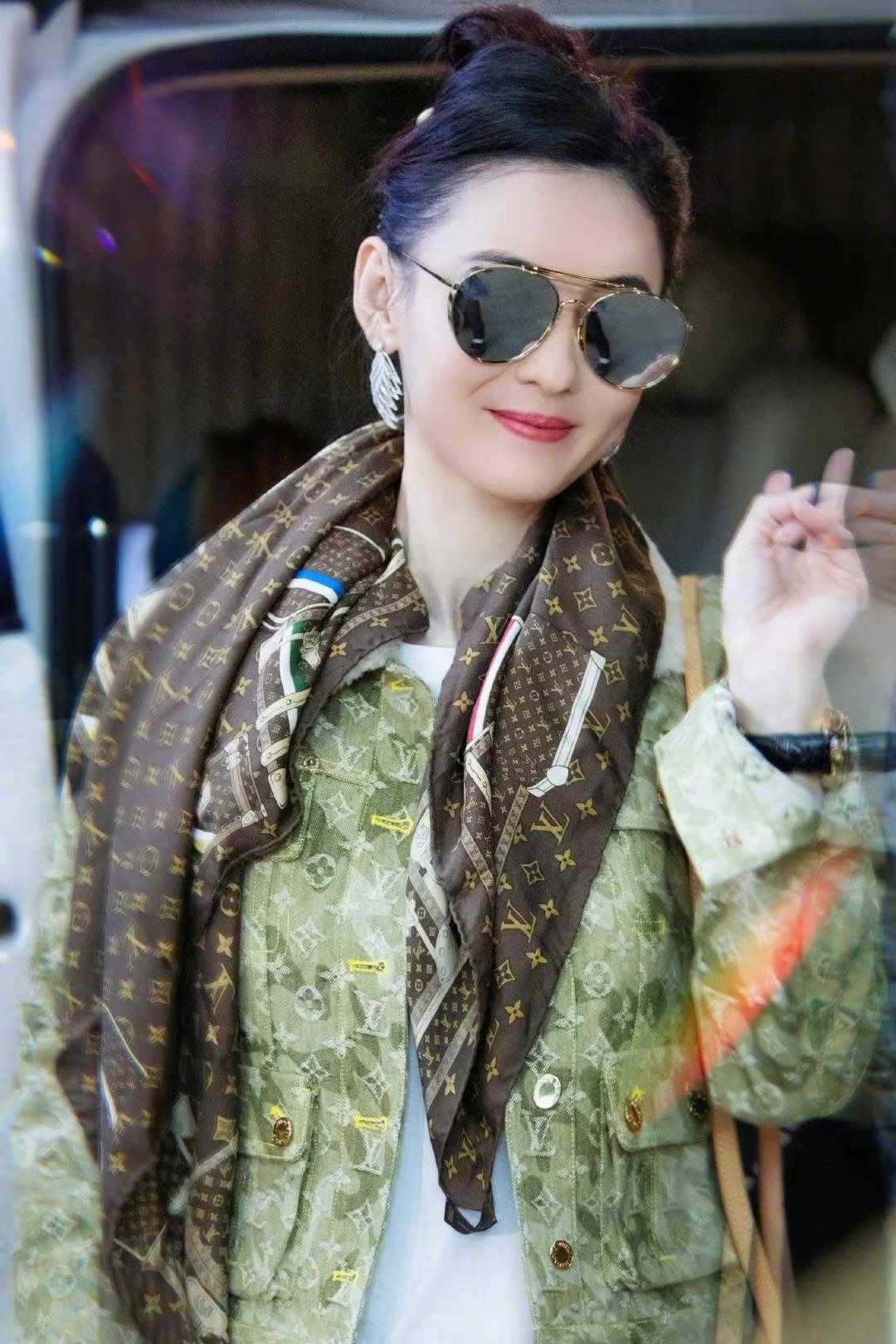 张柏芝穿皮衣怎么搭配 (张柏芝穿格子西装搭配长裙)