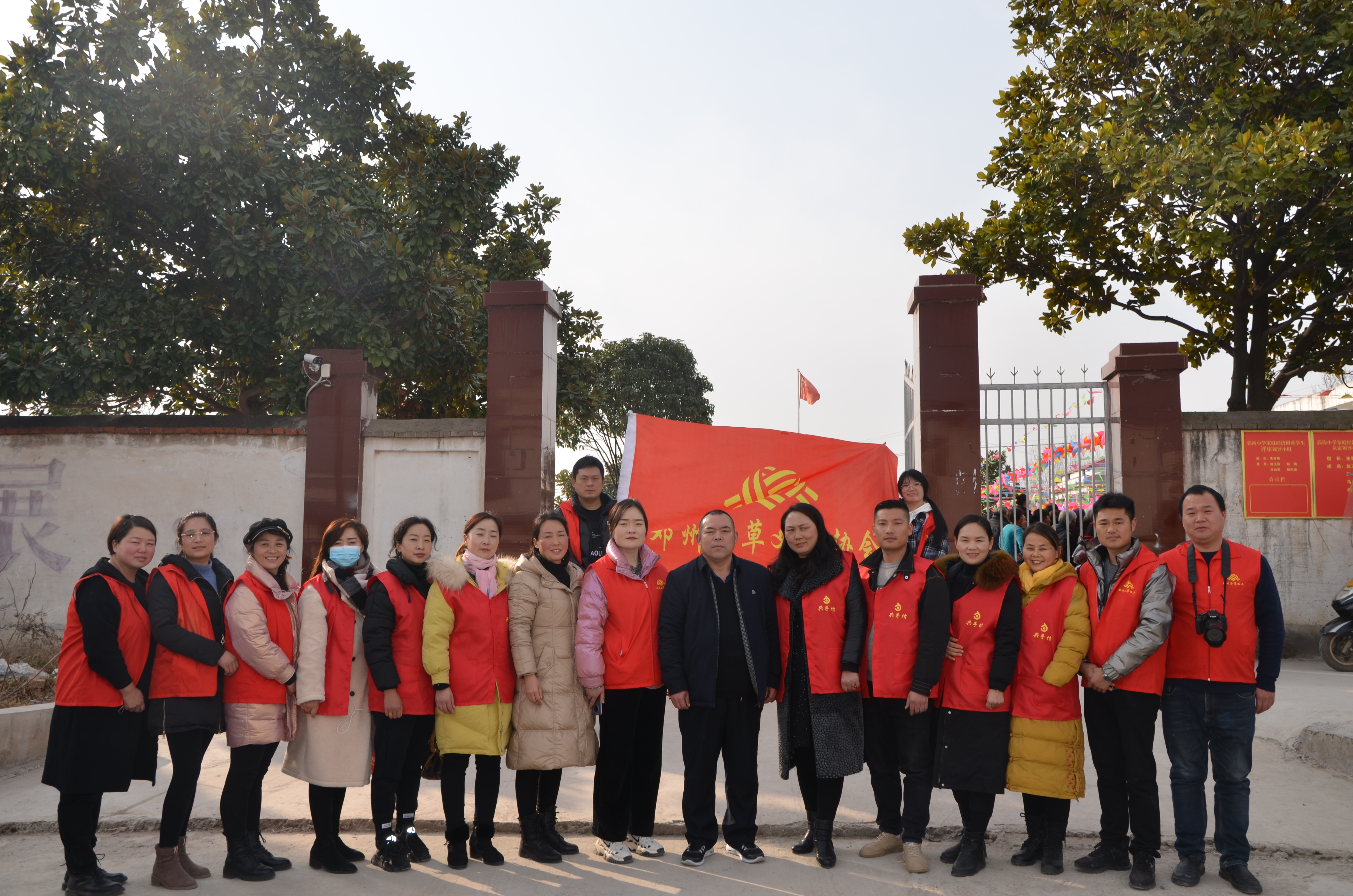 南阳市爱心公益活动,南阳关爱事实孤儿公益项目启动