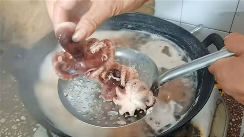 八爪鱼一煮掉皮了怎么回事,八爪鱼怎么煮教程
