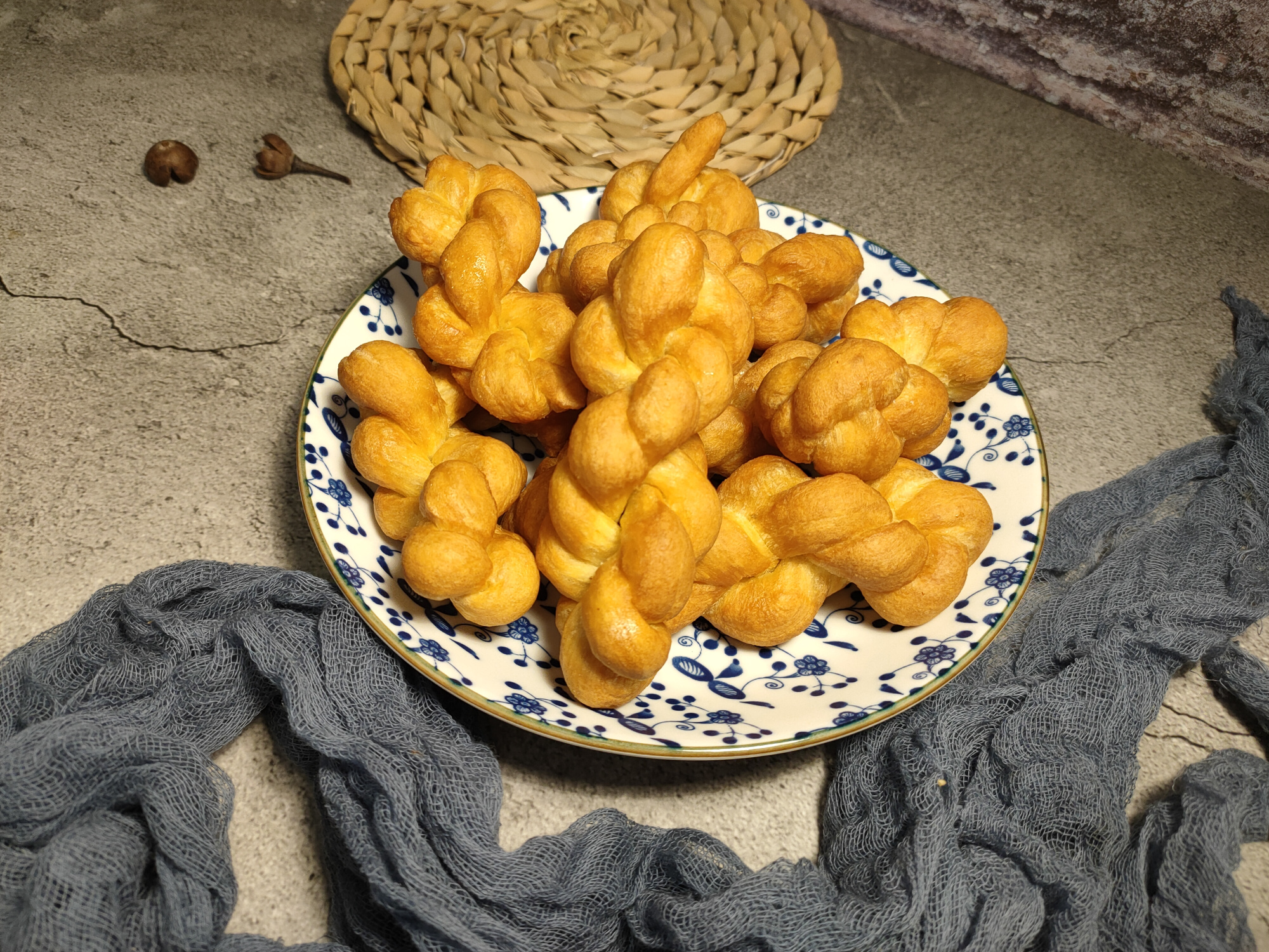 炸麻花加了泡打粉是脆的还酥的,家庭炸麻花不用酵母粉不用泡打粉