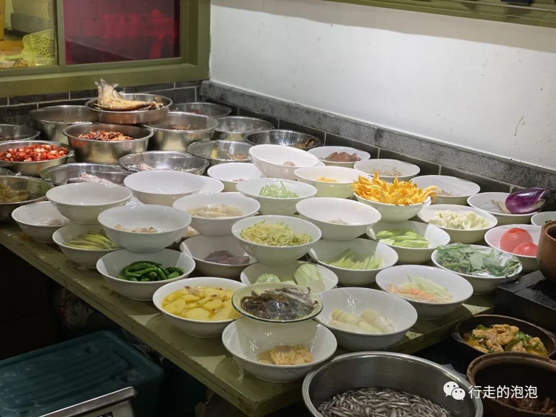 「岳阳攻略」被誉为“湖南夜宵扛把子”的烧烤城，还是小龙虾基地