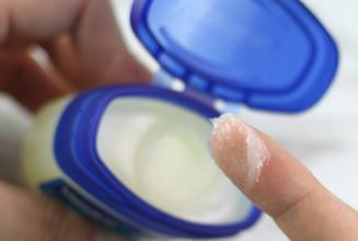 凡士林哪款可以用来擦脸,凡士林正确擦脸方法