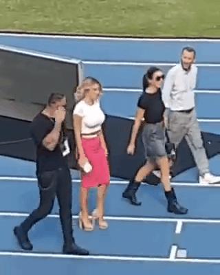 胸围：36D，身高：175cm，蜜桃臀，每次忍不住都想多看她几眼