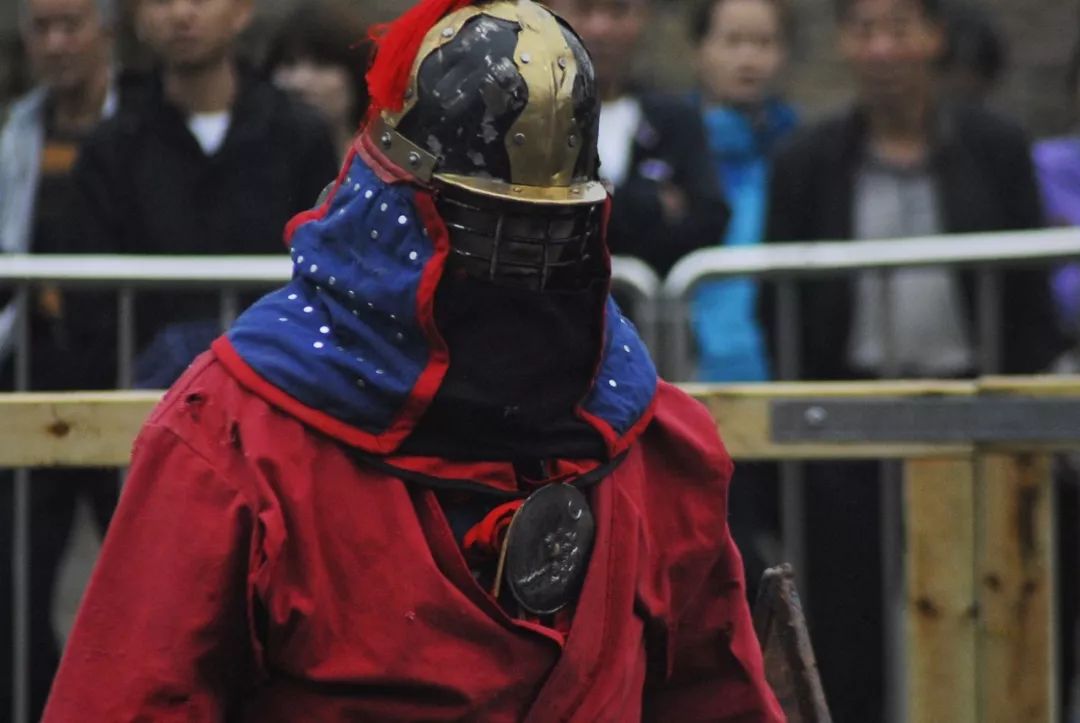 身披重甲、手握关刀,在欧洲赛场上硬刚的中国战士