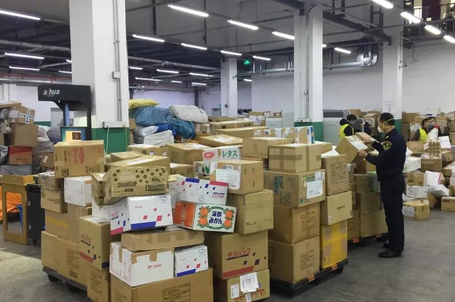 发疫情财的人一波接一波！不能高价卖口罩，就开始借口罩*私走**！