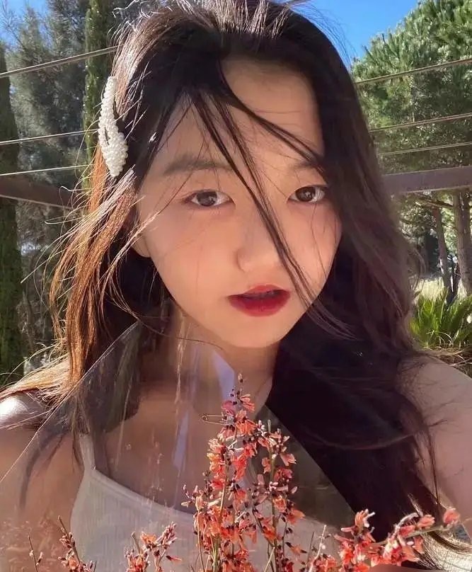 李嫣自信洒脱挺有星范,李嫣罕见穿西装套裙亮相