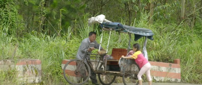 五十岁穷苦老汉24年前收养女弃婴,穷困老汉蹬三轮养了十二年的弃婴