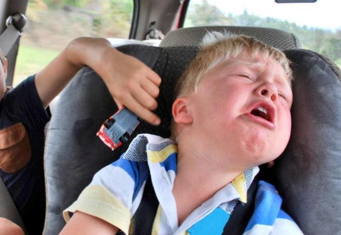 “晕车”的宝宝有苦难言，十一出行别忽略娃的感受，家长来学习