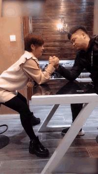 吓得娃儿们这个跑啊，绳子都拦不住哇