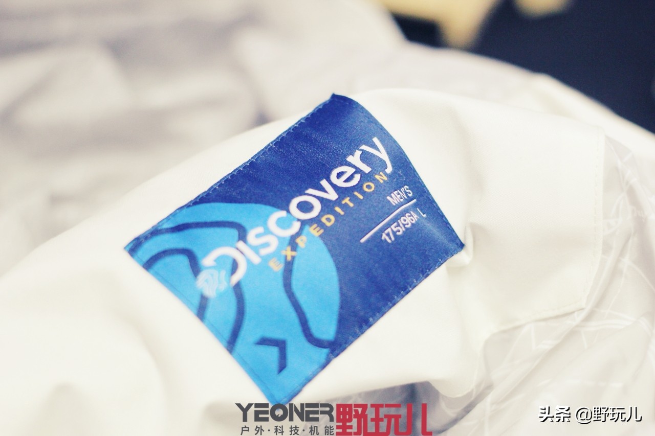 冲锋衣三合一discovery,贝爷穿的户外冲锋衣什么品牌