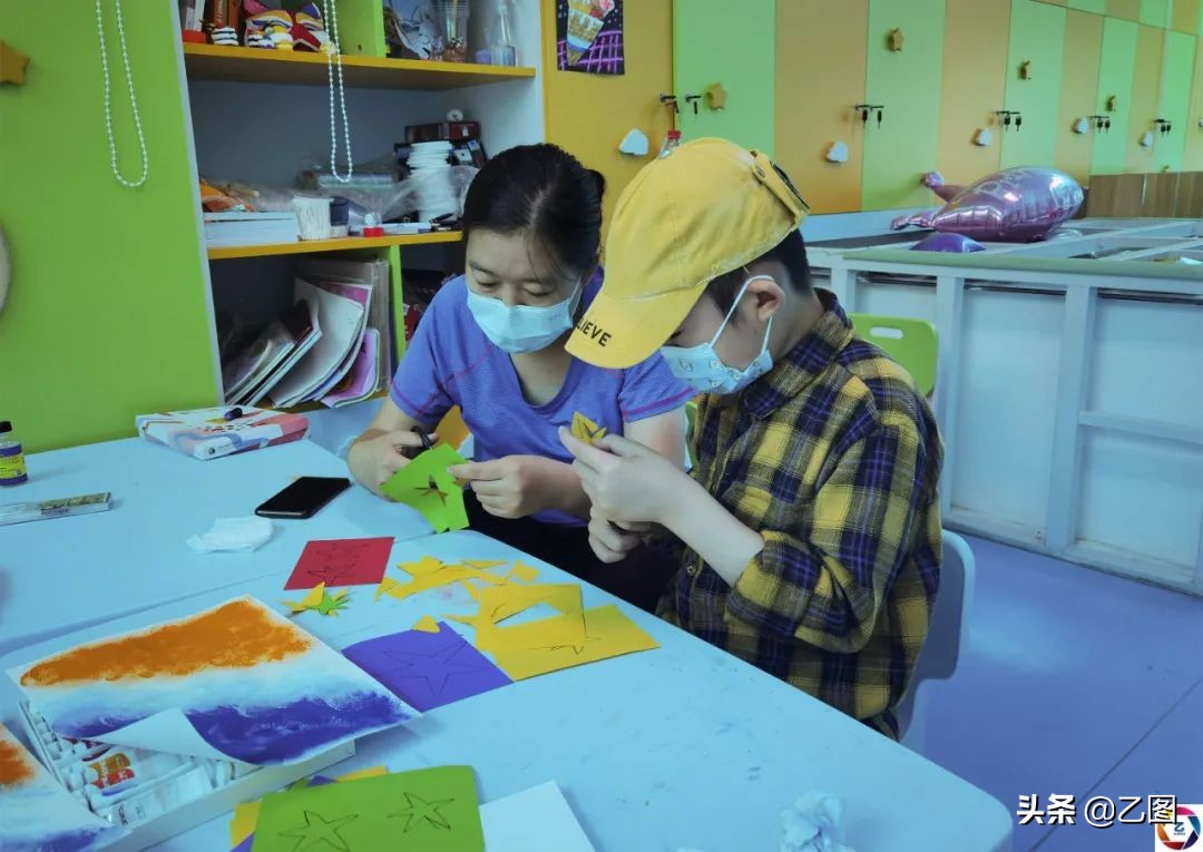 出租房唱歌女孩,出租房弹钢琴的孩子