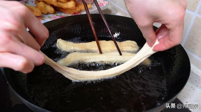 炸油条不放酵母和泡打粉可以么,炸油条要加鸡蛋吗