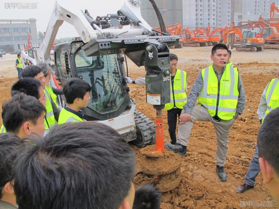 山猫滑移装载机最高能升多少米,山猫滑移装载机算什么机种