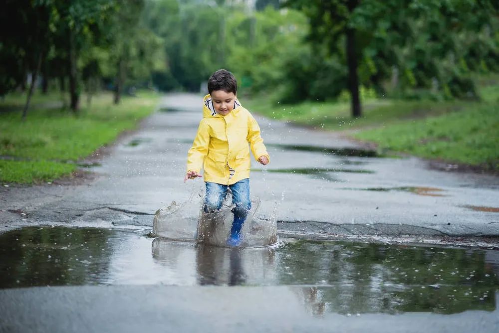 迪士尼噗噗熊被打，家长叫嚷“道歉了还想咋”：没有边界的爱是害