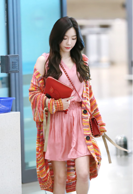 金泰妍白t牛仔裤,金泰妍背带裤