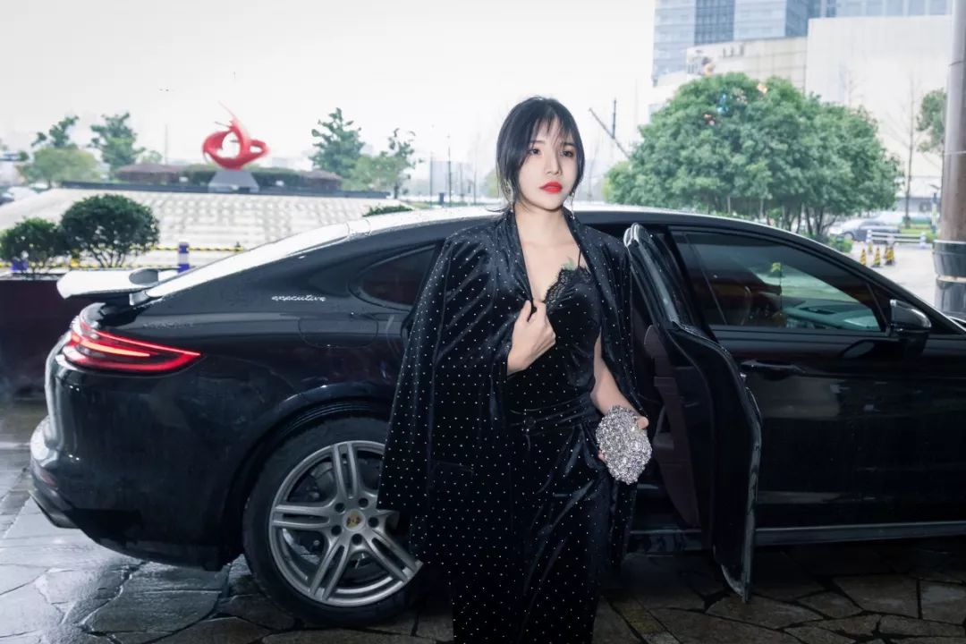 李鸣琴|荒废5年,如何摇身一变霸道女总裁