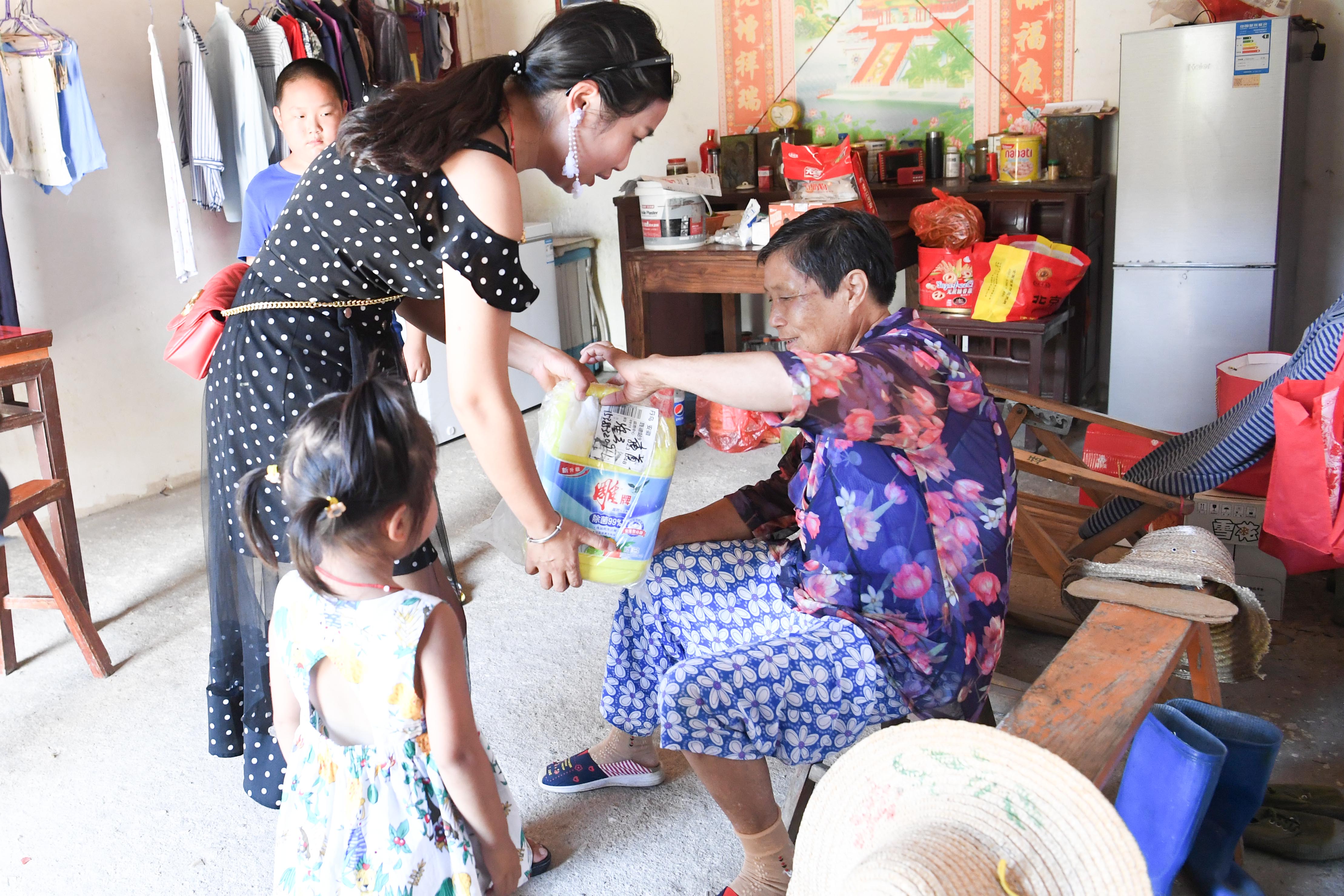 安徽村“花”一年网购几十万带全村“剁手”双11成全网第14名