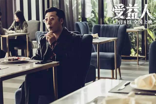 曾自嘲“借胸上位”，39岁的她终于等到了这部爆款《受益人》