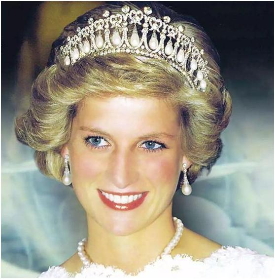 戴安娜穿裙子的视频,戴安娜王妃捡拐杖