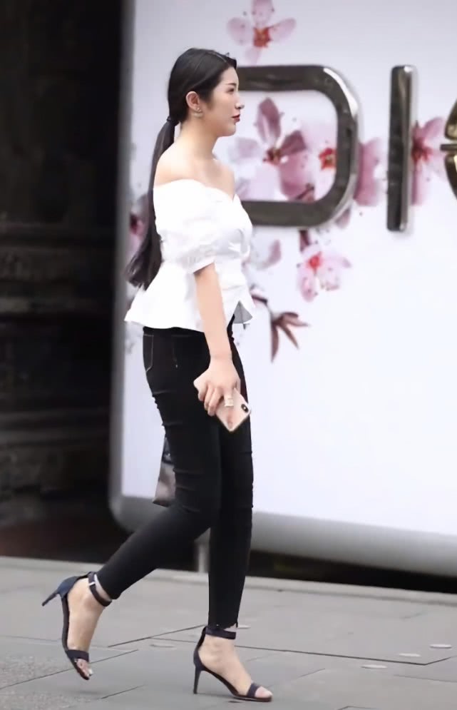 “一字袖+魔术裤=42寸腿长”,怪不得她蹦两下,就抱到了男友