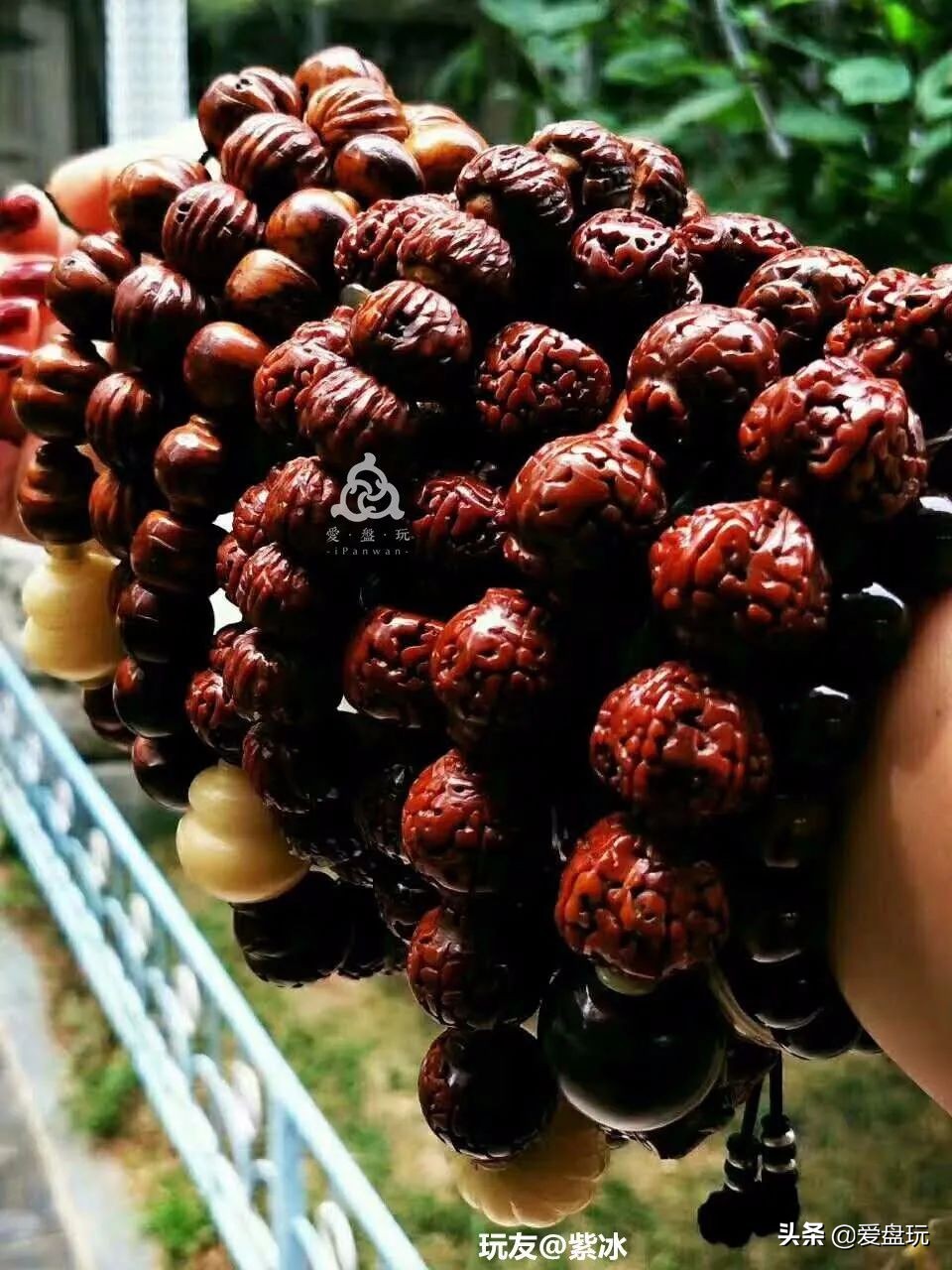 玩了五六百条手串,每天麒麟臂上班,这女子玩串牛气