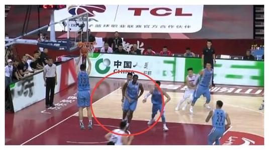 上港队员杨世元,曾繁日恶意犯规视频