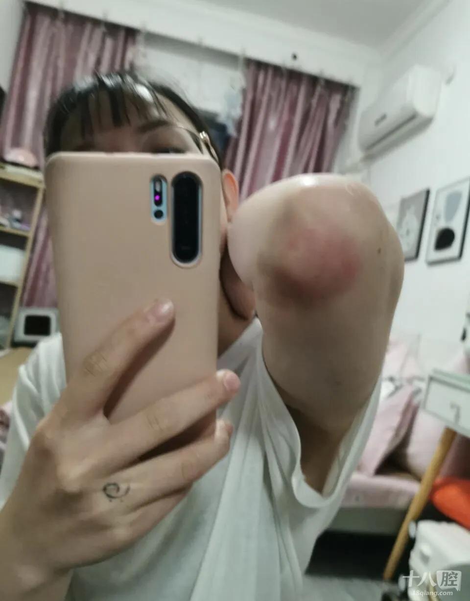 可恶！浙江一姑娘被男友家暴，按在地上打了十多分钟，视频曝光