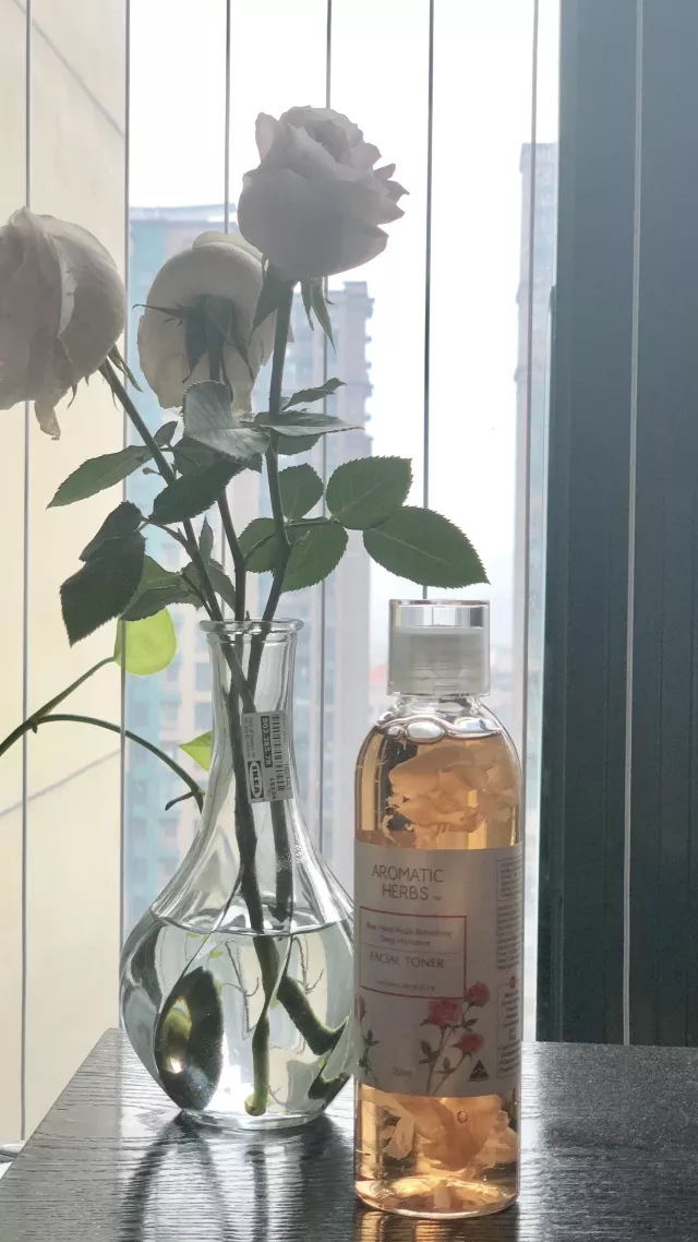 这瓶玫瑰水火了,三大绯闻女星都为它折腰