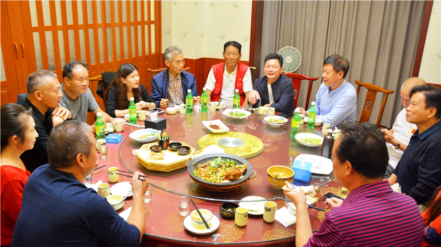 摄影艺术家走进河南洛阳「徐州人家土菜馆」喜迎中秋佳节