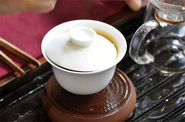 七子饼茶的历史背景,中茶牌七子茶饼铁饼