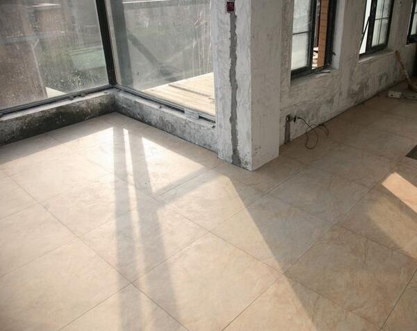 客厅与阳台地砖高低不平怎么衔接,地砖瓷砖高低不平怎么补救