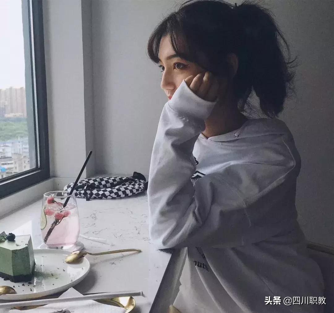 空姐登上成都世警会，西航版“迪丽热巴”颜值爆表