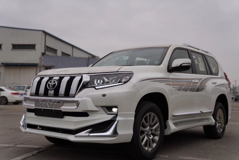 2019款丰田霸道尾部图片,2022款丰田霸道和途锐哪个好