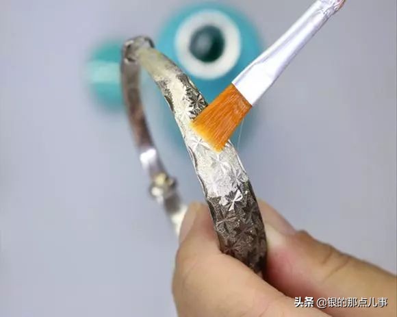 银手镯为什么变黑有的不变色,怎么让发黄变黑的银手镯光亮如新