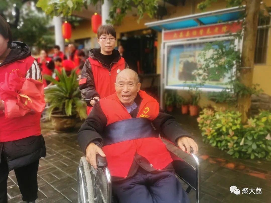 陪老人度过美好重阳节，大荔金龙、鸿运驾校、秦东考务中心在行动