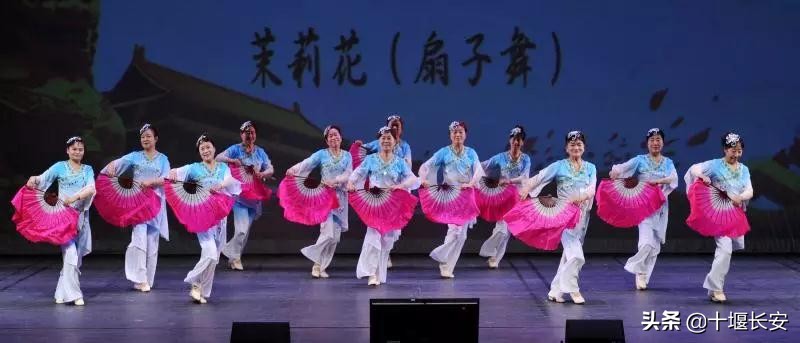 我是一颗小小的石头，深深地埋在网格之中