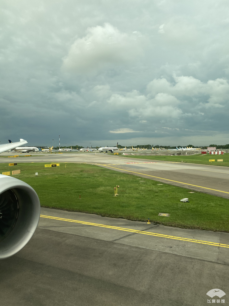 这种专业让人折服!在毫无服务的情况下,空姐仍能准确地姓氏称呼