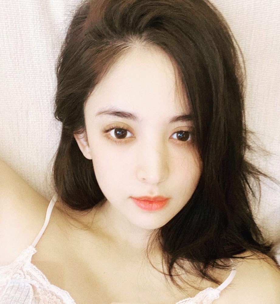 娜扎宅家画画敷面膜素颜出镜超美,娜扎自拍私服照