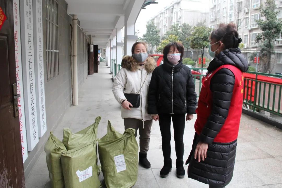 他一直都在诗歌,她一直都在作文600字