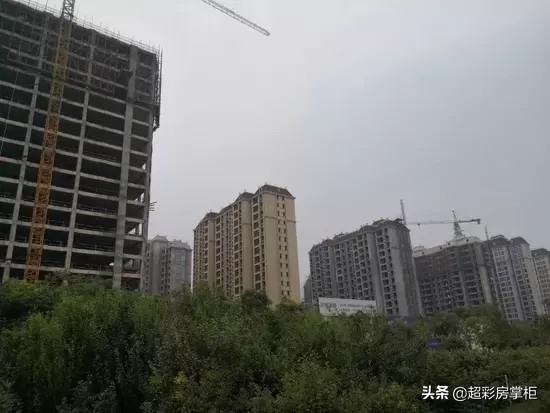 郑新快速路现状,新郑市龙湖镇龙熙湖畔烂尾楼